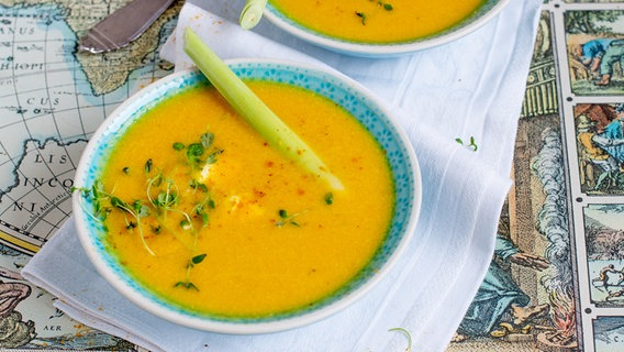 Two bowls of Hawaiian curry soup decorated with lemongrass.  © NDR Photo: Claudia Timmann