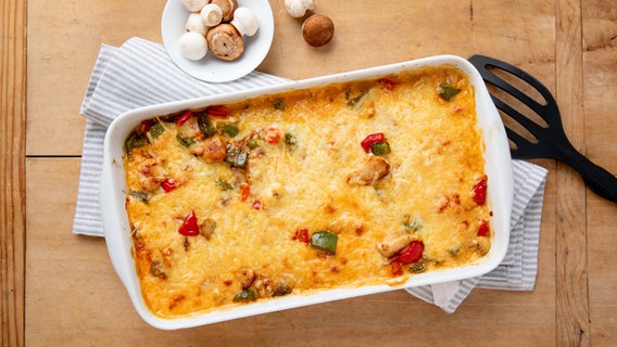A baking dish with a pepper and chicken casserole gratinated with cheese © NDR Photo: Claudia Timmann