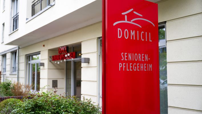 Symbolic image: The lettering is on the building "Domicile senior care home".  (Source: dpa/Christophe Gateau)