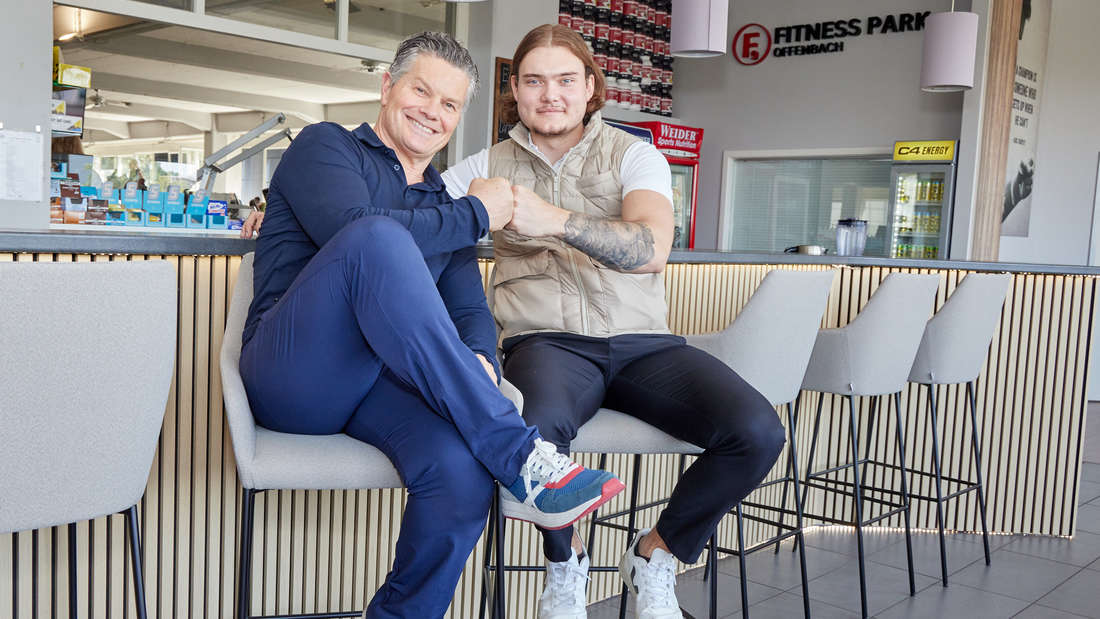 Thomas Eisenacher and Leonard Ruben at the reception area of ​​the F9 fitness studio.