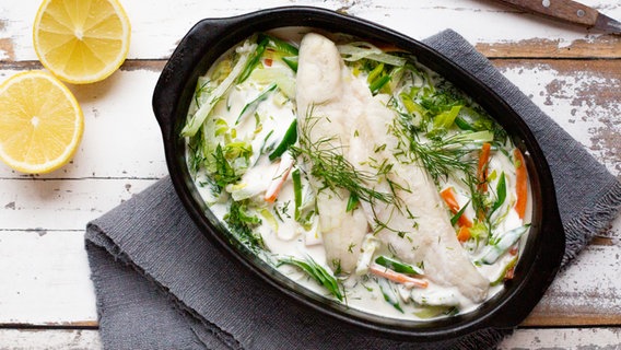 Fish pan with spring vegetables in a roasting pan on the table.  © NDR Photo: Claudia Timmann